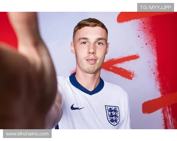 英格兰队2026世界杯赛前球衣曝光，经典元素融入现代设计风格